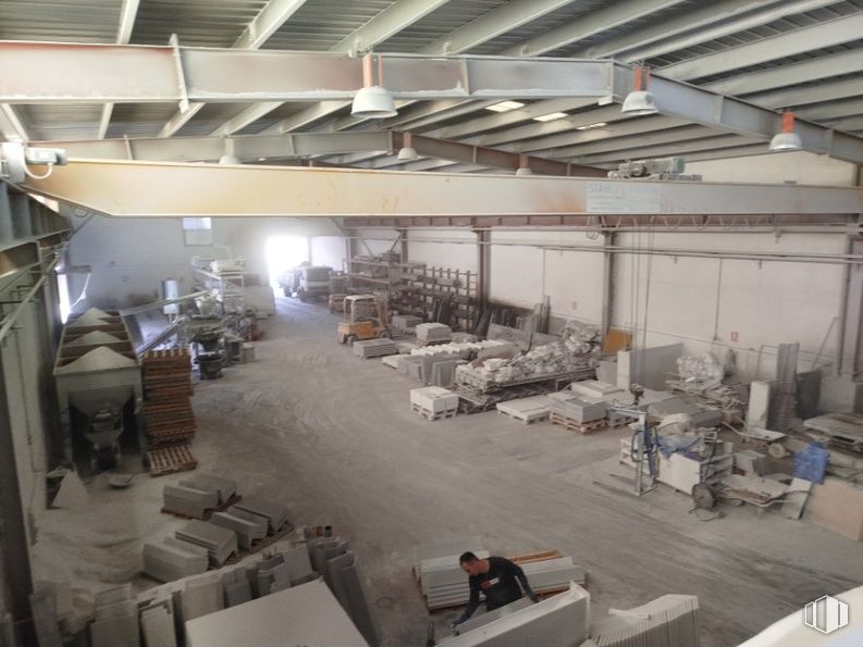 Industrial for sale at Polígono industrial Prado Overa, Leganés, Madrid, 28914 with person, clothing, floor, ceiling, composite material, machine, factory, building material, warehouse and engineering around