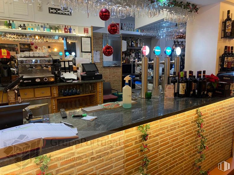 Retail for rent at Zona Palos de Moguer, Arganzuela, Madrid, 28045 with drinking establishment, bottle, barware, countertop, television, building, drinkware, brickwork, room and glass around