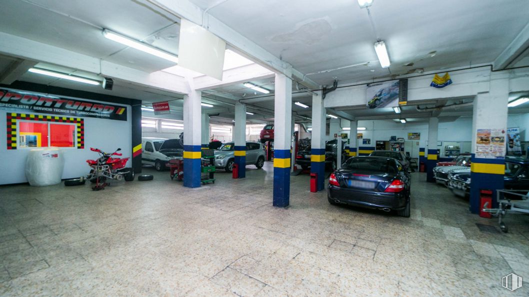 Local en venta en Zona Centro, Villaviciosa de Odón, Madrid, 28670 con coche, luz de estacionamiento automotriz, vehículo motorizado, neumático, edificio, vehículo, neumático automotriz, rueda, placa de matrícula del vehículo y estación de servicio alrededor