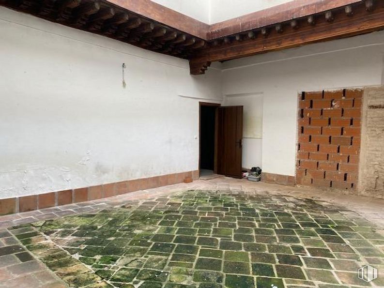 Retail for sale & for rent at Calle Plata, Toledo, 45001 with door, interior design, floor, wood, flooring, building, line, fixture, wall and real estate around