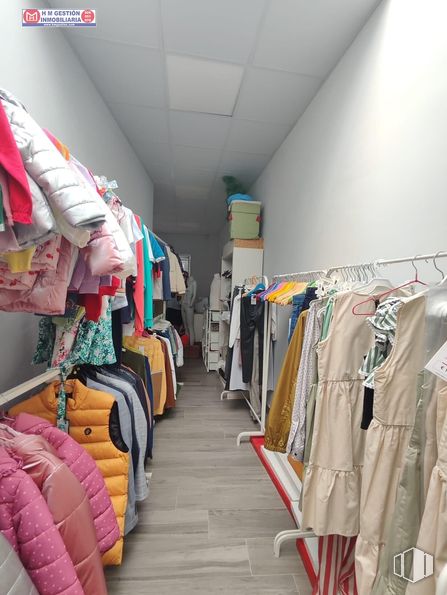 Retail for sale & for rent at Zona centro, Villafranca de los Caballeros, Toledo, 45730 with textile, flooring, fashion design, room, linens, clothes hanger, automotive design, aisle and plastic around