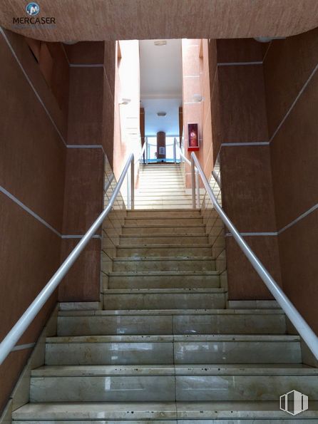 Office for rent at Vía Complutense, Alcalá de Henares, Madrid, 28805 with stairs, building, wood, architecture, floor, wall, house, flooring, symmetry and handrail around