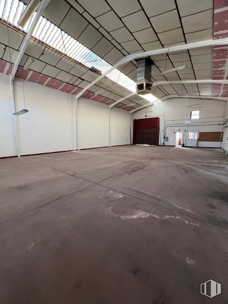 Industrial for sale at Calle Cabo de Tortosa, Arganda del Rey, Madrid, 28500 with door, floor, flooring, ceiling, concrete, hall, daylighting, shade, building material and parking around