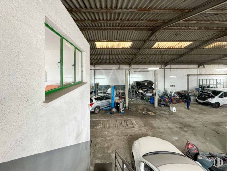 Industrial for sale at Avenida Industria, Humanes de Madrid, Madrid, 28970 with car, window, lighting, light fixture, automobile repair shop, parking, automotive wheel system, garage, workshop and parking lot around