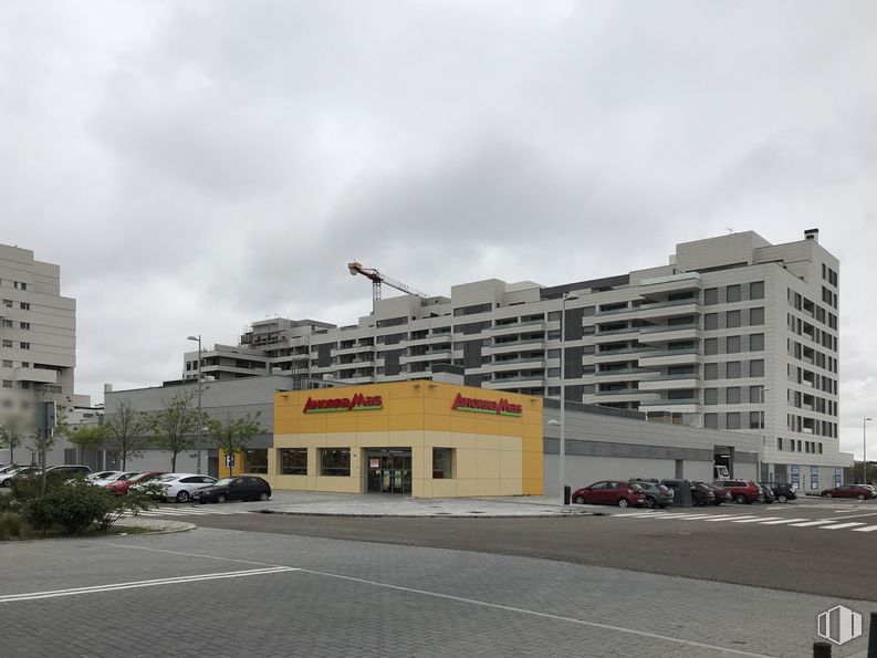 Oficina en alquiler en Calle José Antonio Fernández Ordóñez, 45, Hortaleza, Madrid, 28055 con edificio, cielo, nube, coche, ventana, luz de la calle, planta, asfalto, rueda y casa alrededor