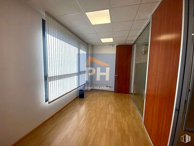 Oficina en venta en Calle Carpinteros, Villaviciosa de Odón, Madrid, 28670 con puerta, ventana, accesorio, edificio, hall, madera, casa, suelos, tinte para madera y madera dura alrededor