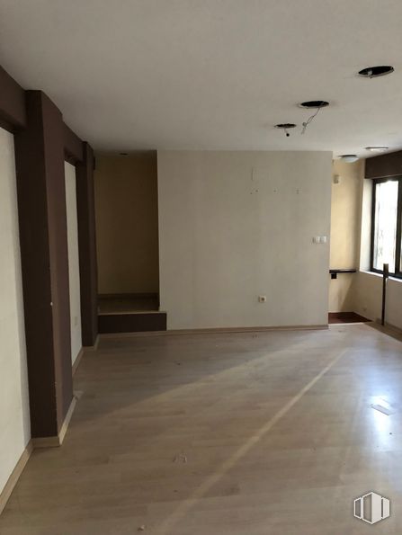 Local en alquiler en Barrio del Pilar, Fuencarral - El Pardo, Madrid, 28029 con ventana, accesorio, madera, pavimentos, propiedad material, pasillo, madera, tinte para madera, pintura y techo alrededor