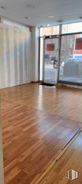 Retail for rent at Calle José del Hierro, 54, Ciudad Lineal, Madrid, 28027 with door, wood flooring, flooring, floor, wood, laminate flooring, hardwood, wood stain, plank and plywood around