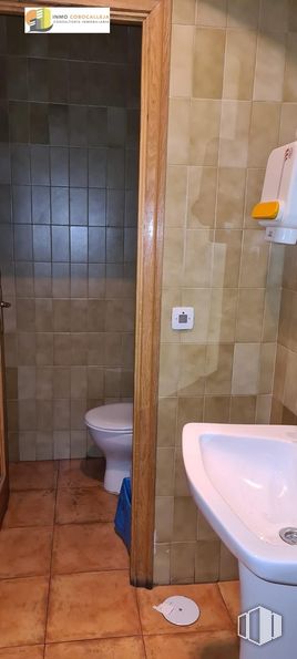 Oficina en alquiler en Plaza General Palacio, Getafe, Madrid, 28901 con inodoro, fregadero, marrón, propiedad, cuarto de baño, accesorio, morado, fluido, accesorios de fontanería y madera alrededor