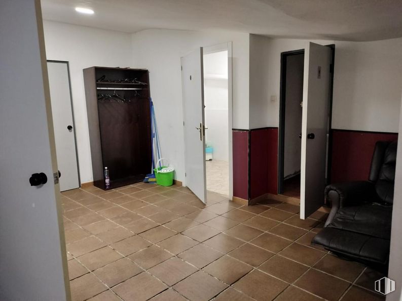 Local en alquiler y venta en Calle Daoiz y Velarde, Añover de Tajo, Toledo, 45250 con mueble, silla, puerta, accesorio, edificio, madera, suelo, suelos, casa y madera dura alrededor