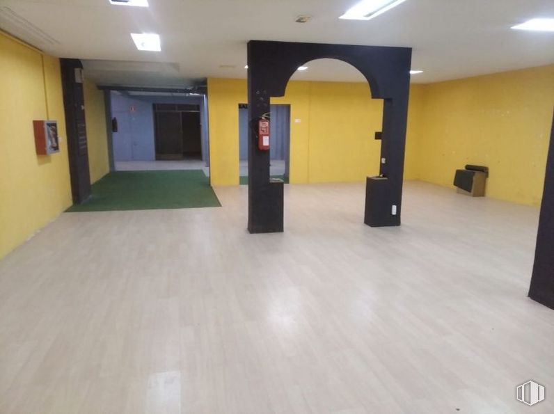 Nave en venta en Calle Miño, Alcobendas, Madrid, 28100 con accesorio, pasillo, diseño de interiores, suelo, madera, piso, edificio, techo, pintura y madera alrededor