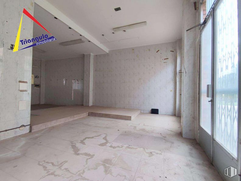 Retail for sale at Calle Guadalajara, Segovia, 40004 with property, fixture, interior design, flooring, hall, floor, composite material, ceiling, concrete and space around