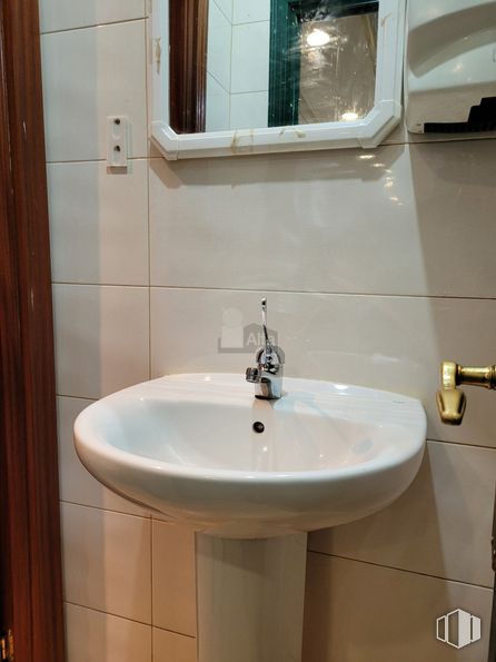 Retail for rent at Calle Ramón Gómez de la Serna, Fuencarral - El Pardo, Madrid, 28035 with sink, brown, tap, plumbing fixture, bathroom sink, property, photograph, white, mirror and light around