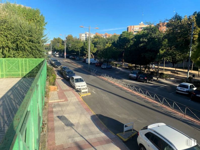 Local en venta en Casco urbano, Fuenlabrada, Madrid, 28945 con coche, edificio, vehículo terrestre, cielo, vehículo, planta, rueda, neumático, luz de la calle y árbol alrededor