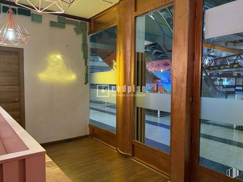 Retail for rent at C.C Perales del Carmen, Calle Groenlandia, 6, Getafe, Madrid, 28909 with lighting, door, light fixture, chandelier, flooring, interior design, wood, floor, ceiling and glass around