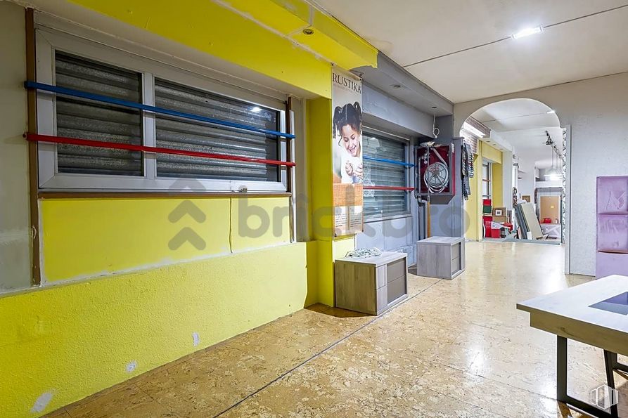 Retail for sale at Calle Gerardo de Diego, 1, Puente de Vallecas, Madrid, 28038 with table, window, window blind, interior design, lighting, floor, wall, flooring, hall and ceiling around