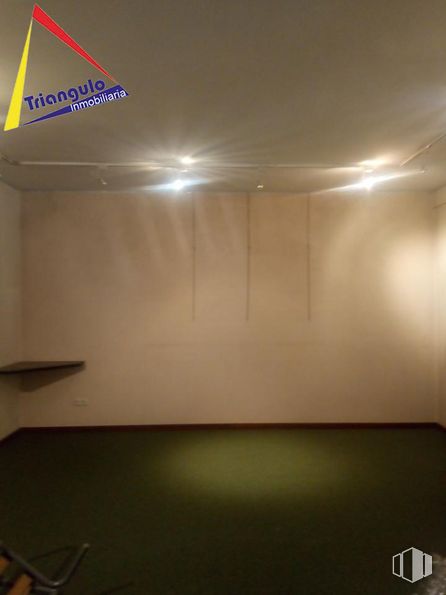 Retail for sale & for rent at Avenida Camilo José Cela, Cuéllar, Segovia, 40200 with lighting, rectangle, flooring, floor, triangle, wood, tints and shades, gas, ceiling and space around