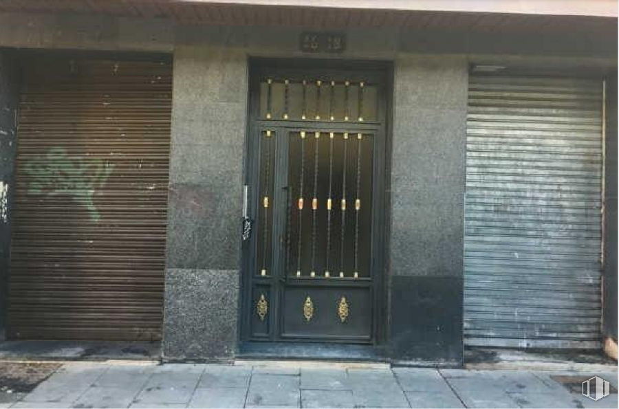 Retail for sale at Calle Doctor Benito Hernando, 16, Guadalajara, 19001 with door, window blind, building, fixture, wood, home door, house, composite material, gas and facade around