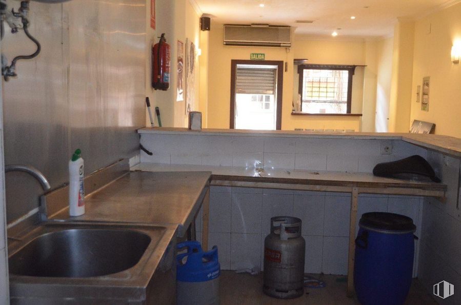 Retail for rent at Zona Centro, Las Rozas de Madrid, Madrid, 28230 with sink, bottle, container, packaged goods, kitchen sink, tap, property, countertop, cabinetry and blue around