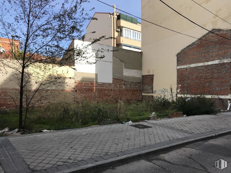 Suelo en venta en Calle Águila, Leganés, Madrid, 28911 con edificio, planta, día, propiedad, cielo, superficie de carretera, ladrillo, diseño urbano, asfalto y árbol alrededor