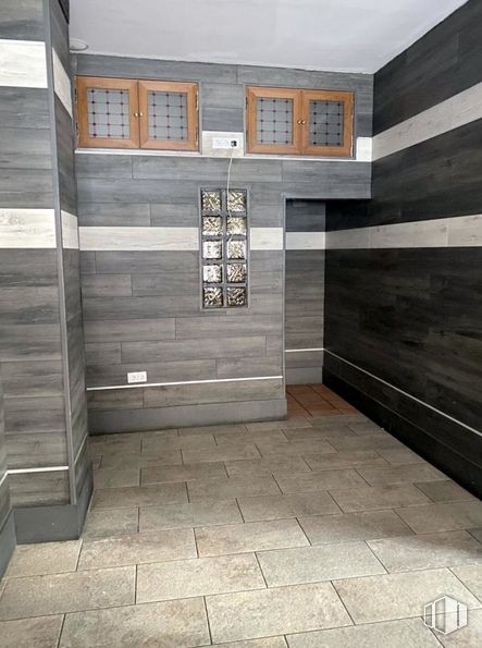 Retail for sale & for rent at Zona Santa Bárbara, Toledo, 45006 with window, building, wood, shelving, flooring, floor, rectangle, brick, hardwood and facade around