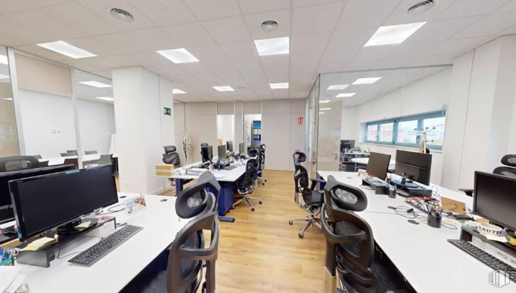 Office for rent at Zona Valverde - Las Tablas, Fuencarral - El Pardo, Madrid, 28050 with computer monitor, computer keyboard, chair, desk, furniture, interior design, office chair, electronic device, office equipment and ceiling around