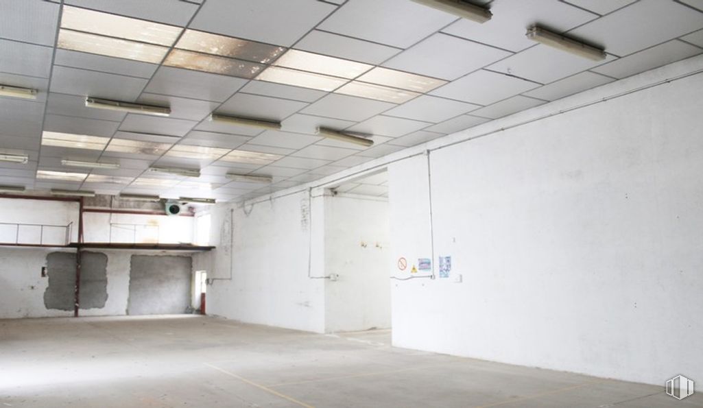 Industrial for sale at Calle Alonso Pita, Sonseca, Toledo, 45100 with lighting, ceiling, flooring, floor, composite material, concrete, metal, light fixture, fluorescent lamp and electrical supply around