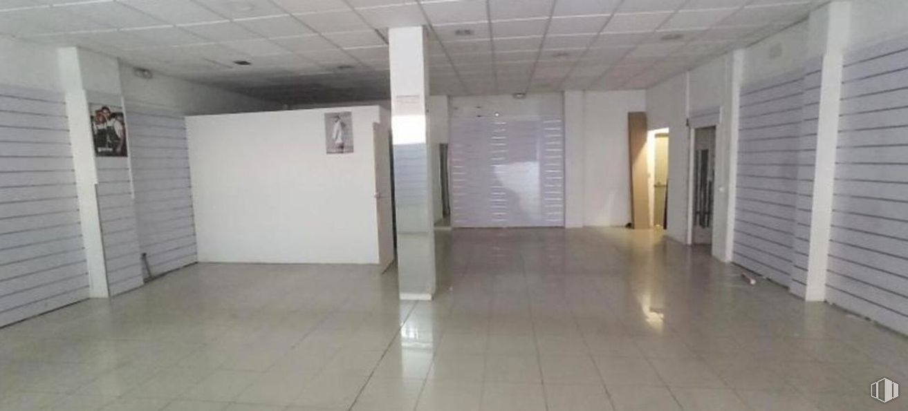 Retail for sale & for rent at Calle Potosí, Toledo, 45004 with flooring, floor, ceiling, interior design, tile flooring, transparency, hall, tile, building material and fluorescent lamp around