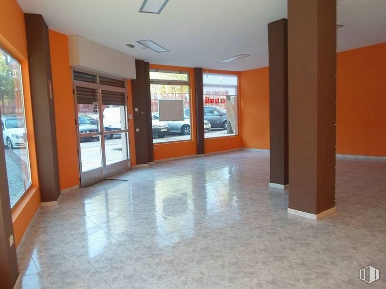 Retail for rent at Zona Centro, Fuenlabrada, Madrid, 28944 with door, hall, fixture, wood, automotive exterior, flooring, floor, building, vehicle door and hardwood around