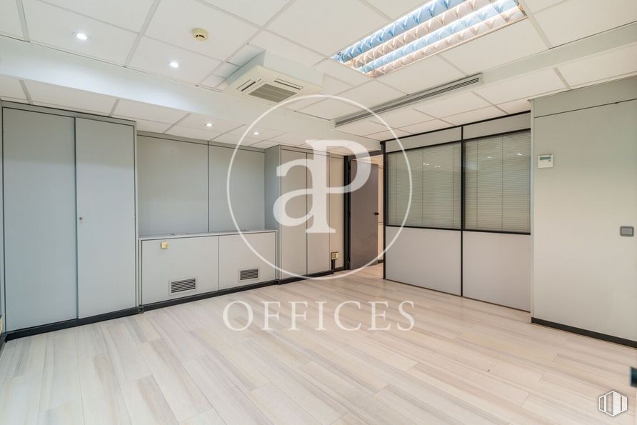 Oficina en alquiler y venta en Calle Ferraz, 50, Moncloa - Aravaca, Madrid, 28008 con ebanistería, alumbrado, edificio, diseño de interiores, madera, pasillo, ventana, accesorio, piso y pavimentos alrededor