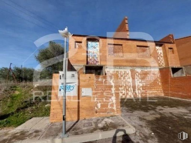 Land for sale at Casco urbano, Almorox, Toledo, 45900 with building, sky, plant, window, facade, landscape, brick, brickwork, wood and construction around