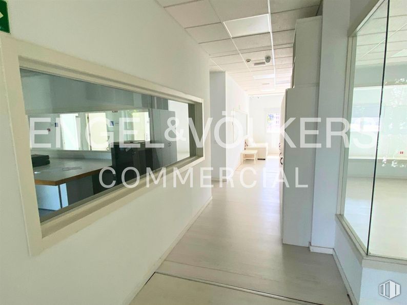 Oficina en alquiler en Calle Julián Camarillo, 38, San Blas - Canillejas, Madrid, 28037 con edificio, accesorio, suelo, ventana, suelos, exterior del automóvil, hall, vidrio, condominio y material compuesto alrededor