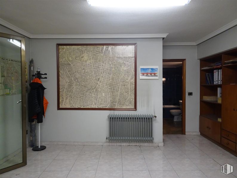 Oficina en venta en Travesía Enrique Velasco, Puente de Vallecas, Madrid, 28038 con ropa, ropa de calle, estantería, puerta, propiedad, ebanistería, edificio, suelos, estante y suelo alrededor