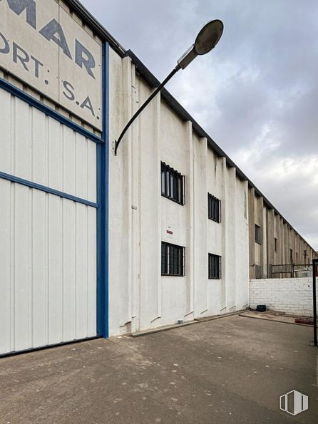 Industrial for sale at Polígono industrial Río de Janeiro, Algete, Madrid, 28110 with sky, cloud, architecture, asphalt, street light, building, wall, road surface, wood and facade around