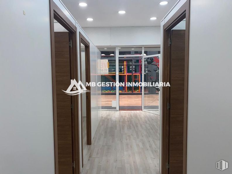 Local en alquiler y venta en Calle Portugal, Fuenlabrada, Madrid, 28942 con edificio, accesorio, puerta, madera, suelo, puerta del vehículo, exterior del automóvil, puerta de casa, suelos y madera dura alrededor