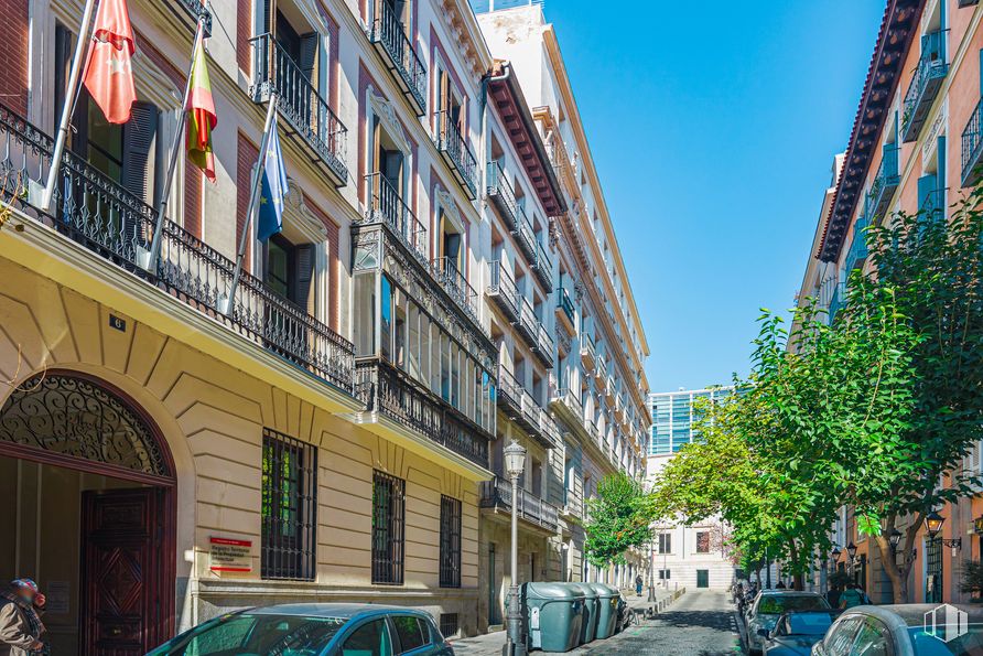 Oficina en alquiler en Calle Santa Catalina, 4, Centro, Madrid, 28014 con coche, edificio, ventana, neumático, rueda, propiedad, cielo, azul, vehículo y barrio alrededor