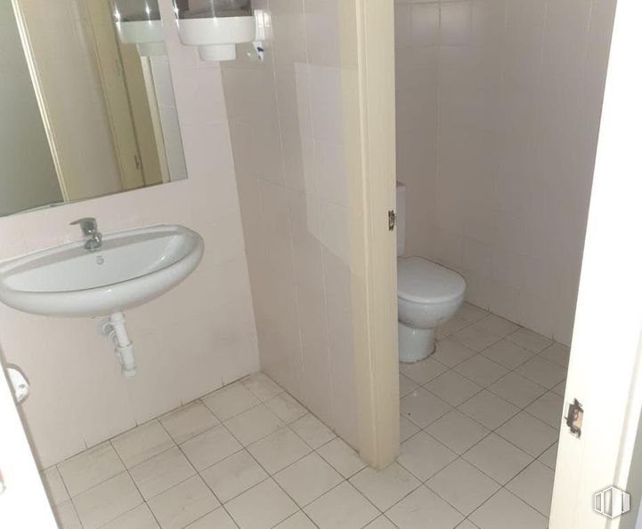 Local en venta en Zona La Garena , Alcalá de Henares, Madrid, 28806 con inodoro, fregadero, espejo, propiedad, accesorios de fontanería, lavabo, cuarto de baño, grifo, morado y edificio alrededor