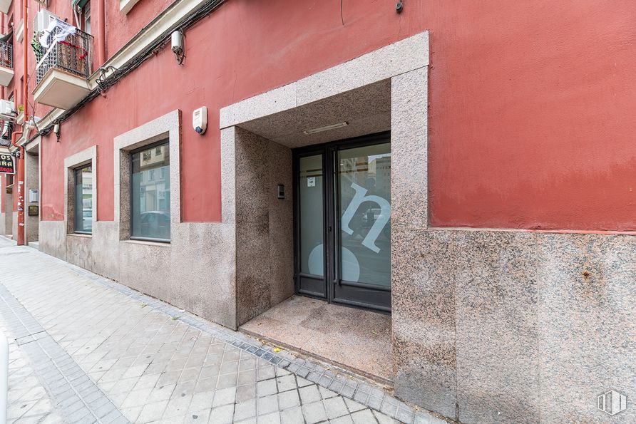 Local en venta en Zona Cuzco - Castillejos, Tetuán, Madrid, 28020 con ventana, puerta, superficie de la carretera, ladrillo, pared, fachada, accesorio, albañilería, edificio y tintes y matices alrededor