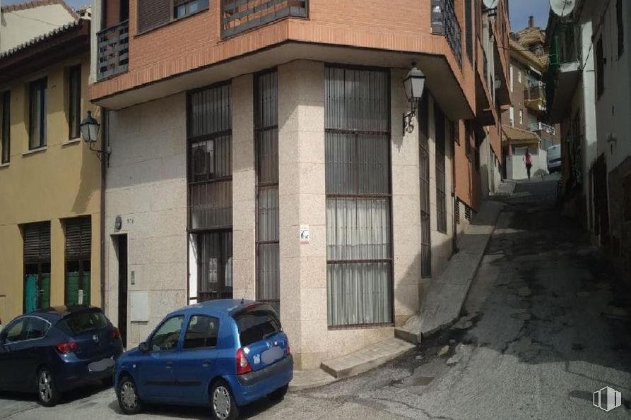 Retail for sale at Calle Cañada, 57, Manzanares el Real, Madrid, 28410 with car, building, window, tire, vehicle, wheel, infrastructure, plant, neighbourhood and motor vehicle around