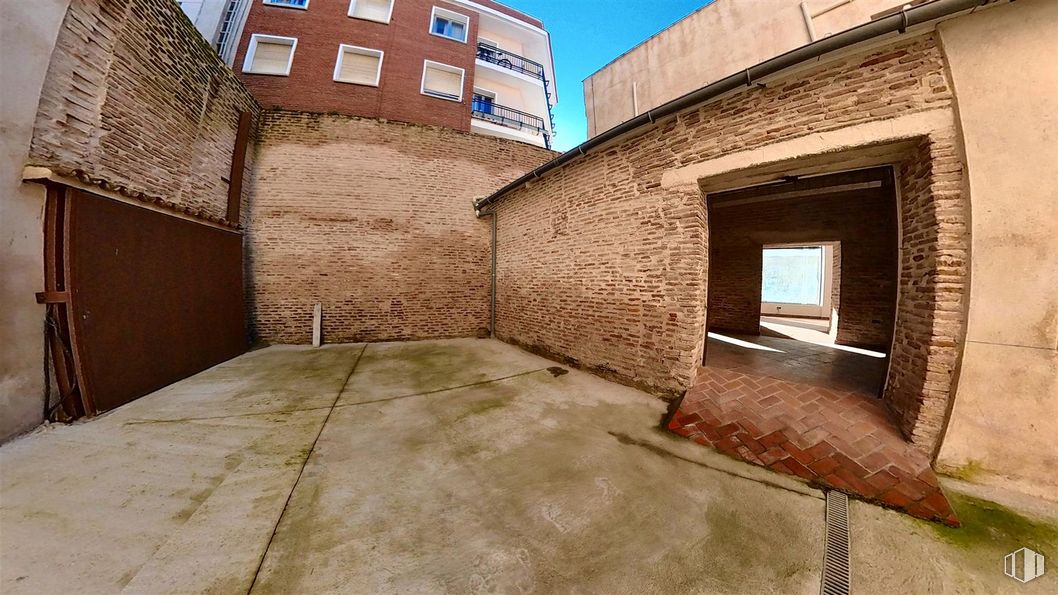 Retail for rent at Calle Portiña del Salvador, 13, Talavera de la Reina, Toledo, 45600 with building, mirror, door, pillow, property, sky, window, wood, road surface and flooring around