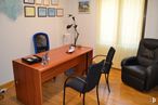 Office for rent at Calle Hermosilla, 118, Salamanca, Madrid, 28009 with desk, chair, lighting, table, furniture, property, building, wood, interior design and picture frame around