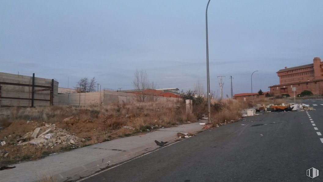 Land for sale at Carretera San Rafael, Segovia, 40006 with building, street light, sky, plant, road surface, asphalt, land lot, cloud, thoroughfare and tree around