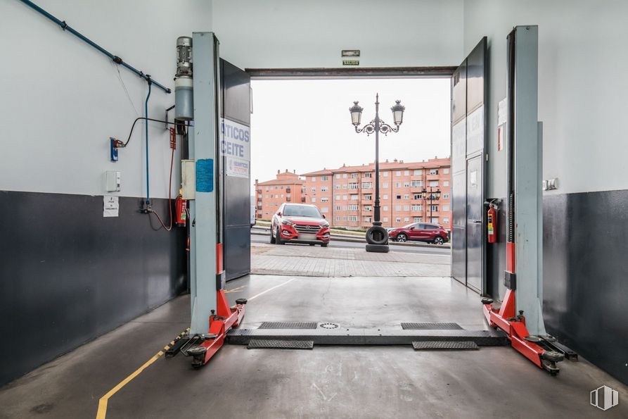 Retail for sale at Calle Manuel Gómez Moreno, Ávila, 05003 with car, automotive tire, tire, building, vehicle, automotive design, automotive lighting, asphalt, motor vehicle and automotive exterior around