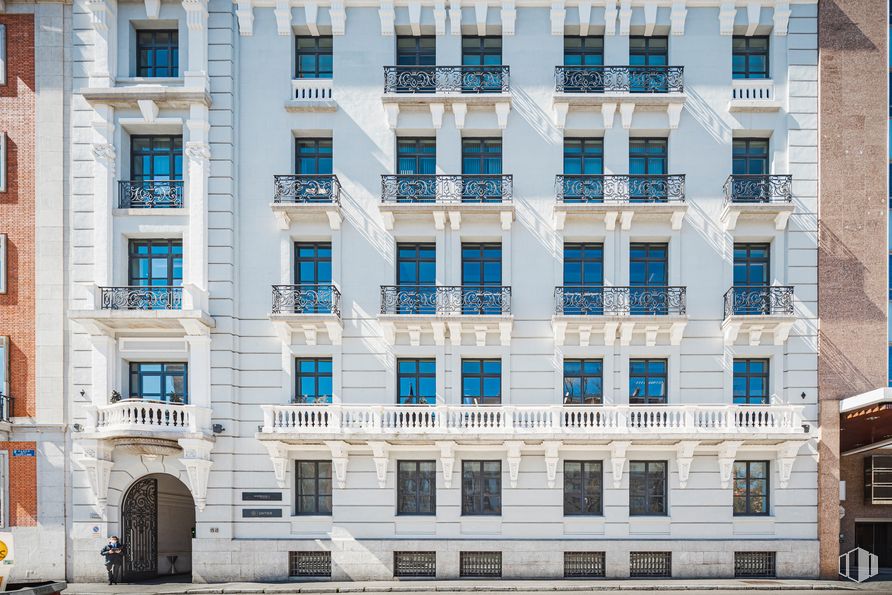 Oficina en alquiler en Paseo Castellana, 55, Chamberí, Madrid, 28046 con edificio, día, ventana, azur, arquitectura, diseño urbano, condominio, bloque de torre, línea y rectángulo alrededor