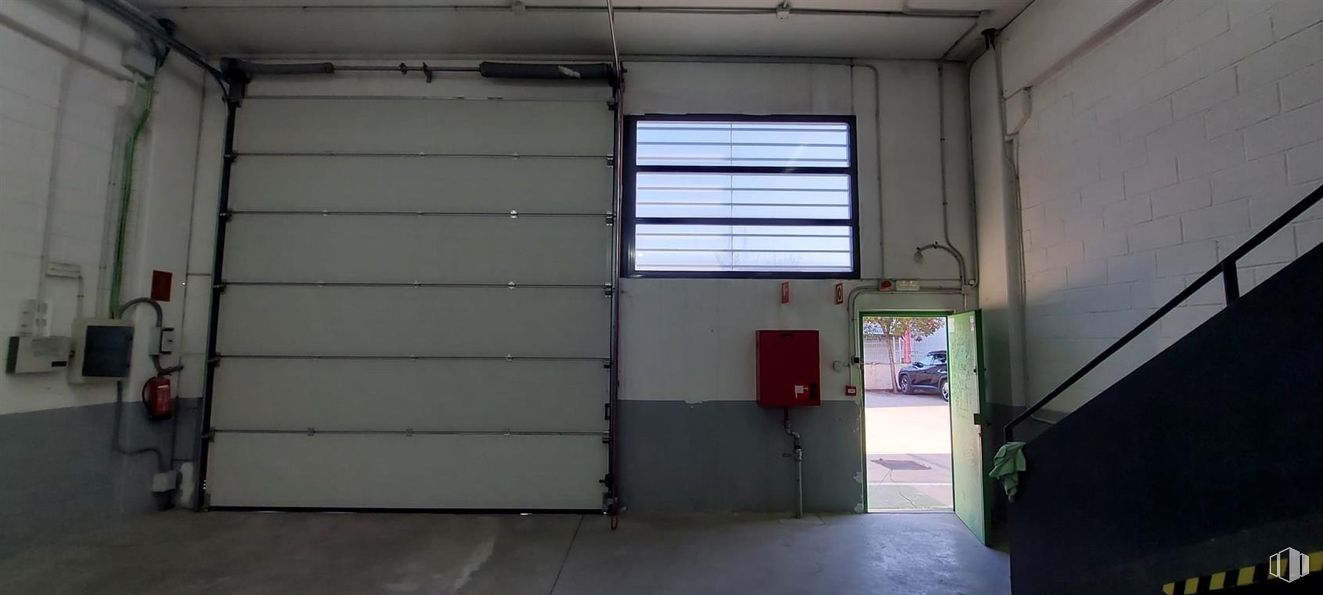 Industrial for rent at Avenida Fuentemar, 20, Coslada, Madrid, 28820 with window blind, door, window, floor, flooring, composite material, metal, concrete, building material and paint around