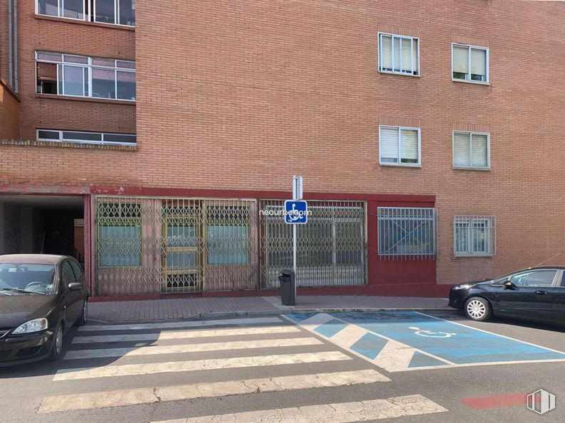 Retail for sale at Calle Agustín Rodríguez Sahagun, Ávila, 05003 with car, window, building, land vehicle, vehicle, wheel, property, motor vehicle, tire and road surface around