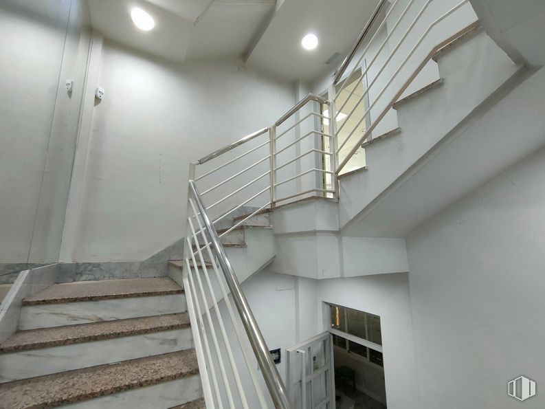 Oficina en alquiler y venta en Zona centro, Getafe, Madrid, 28901 con ventana, escaleras, madera, diseño de interiores, accesorio, edificio, material compuesto, pavimentos, techo y balaustre alrededor