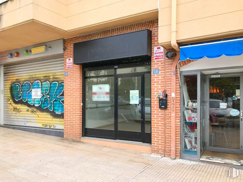 Local en alquiler y venta en Zona Centro, Torrelodones, Madrid, 28250 con puerta, accesorio, ladrillo, edificio, acera, fachada, gas, arte, ciudad y fuente alrededor