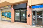 Local en alquiler y venta en Zona Centro, Torrelodones, Madrid, 28250 con puerta, accesorio, ladrillo, edificio, acera, fachada, gas, arte, ciudad y fuente alrededor