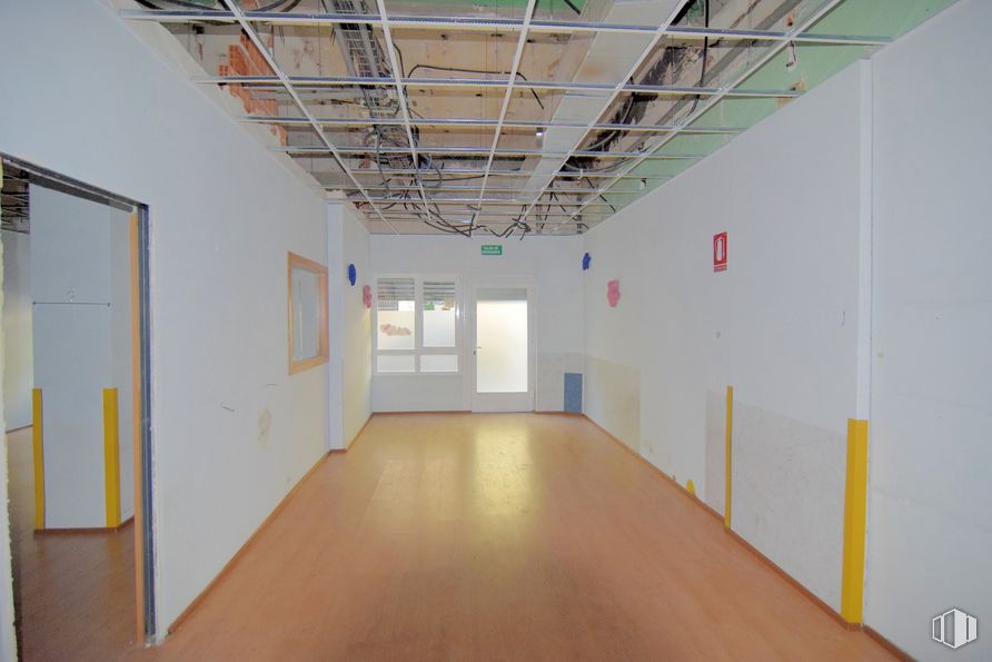 Local en venta en Calle Cáceres, Arganzuela, Madrid, 28045 con edificio, accesorio, pasillo, madera, diseño de interiores, piso, pavimentos, ventana, arte y casa alrededor